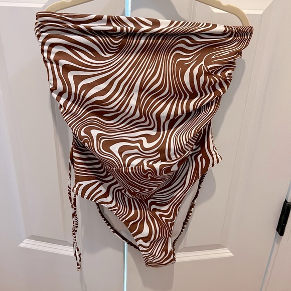 Faithfull the Brand Marae Strapless Printed Stretch-ECONYL® Swimsuit - Picture 5 of 6